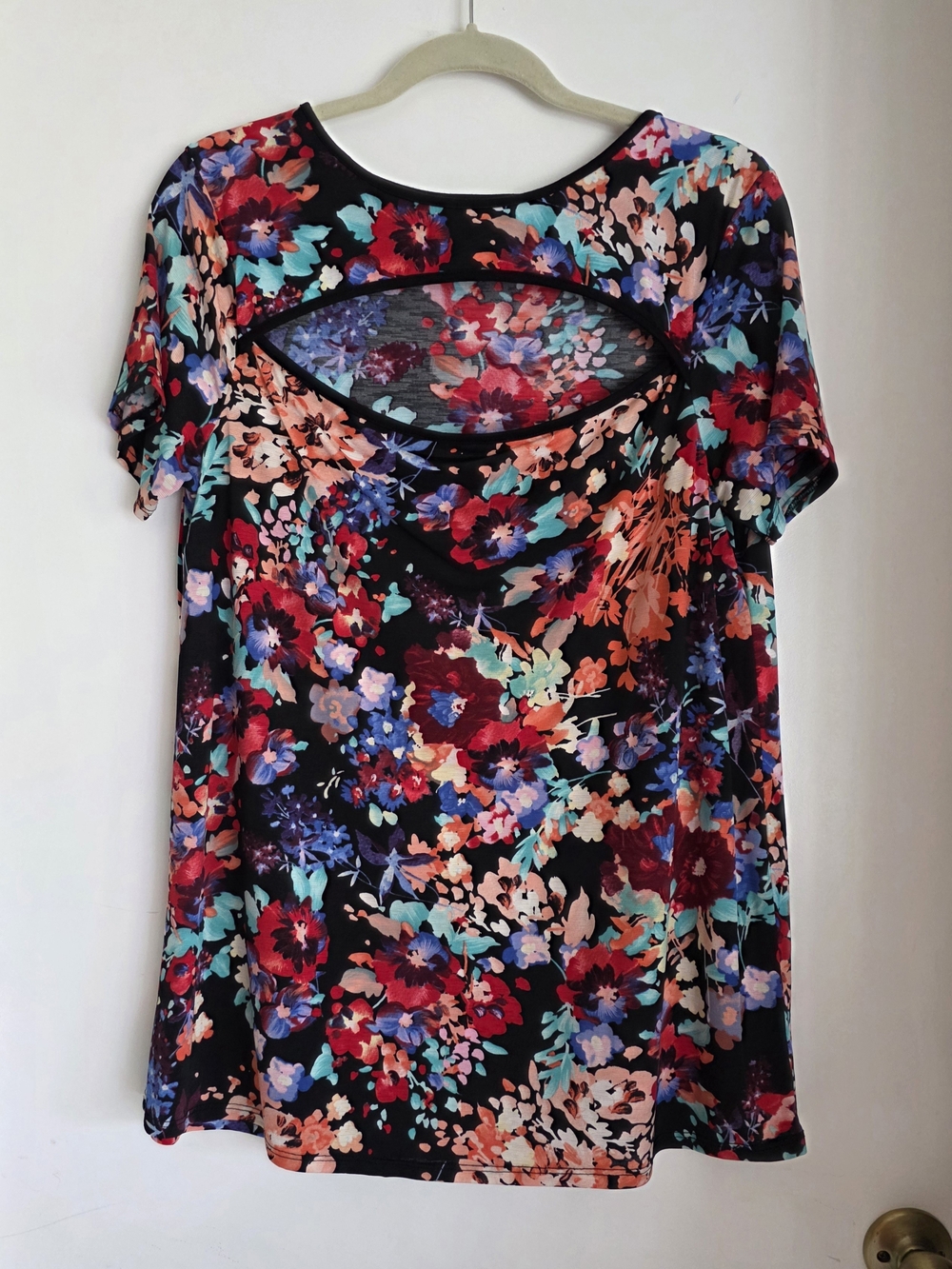HEIMISH USA Black Floral Short-Sleeve Tee with Cutout L